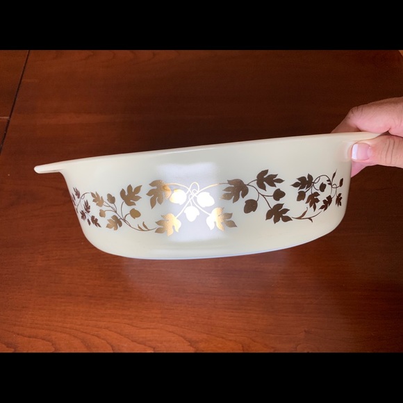 Vintage Pyrex 2.5 Qt oval casserole dish model #045 Gold Acorn Oak Leaf pattern - Picture 6 of 11